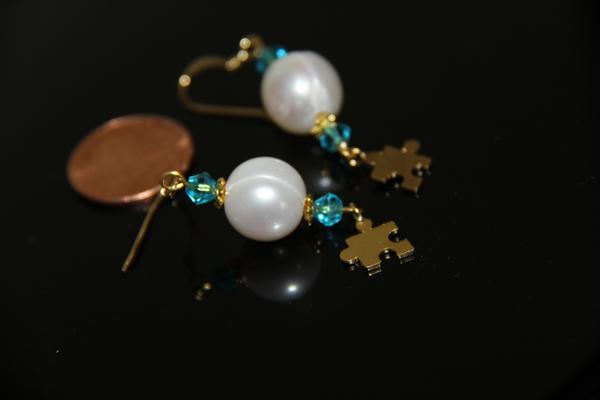 Freshwater pearls with Swarovski crystals (6 colors) and brass gold plated puzzle charms