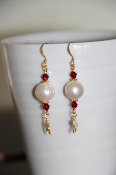 Freshwater pearls with Swarovski crystals (6 colors) and brass gold plated puzzle charms