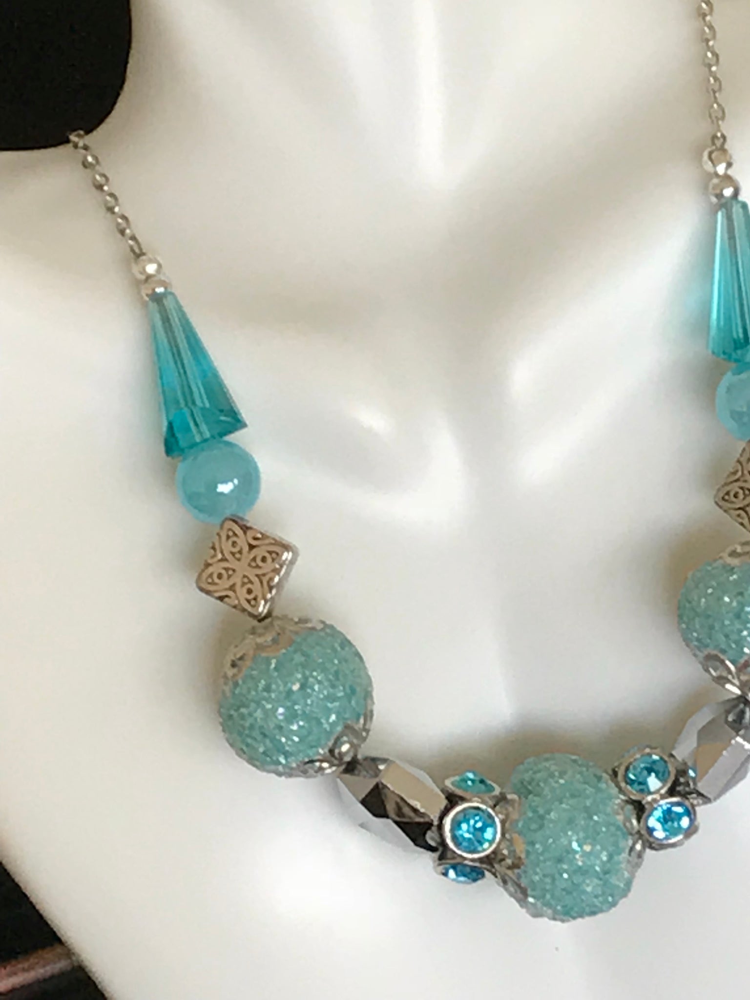 Blue necklace set with long glass beads