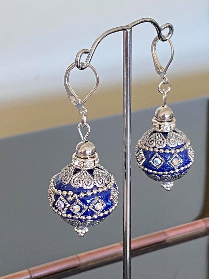 Earrings in Six colors