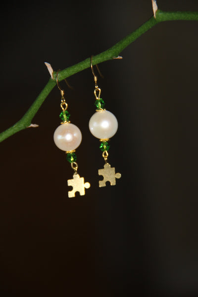 Freshwater pearls with Swarovski crystals (6 colors) and brass gold plated puzzle charms