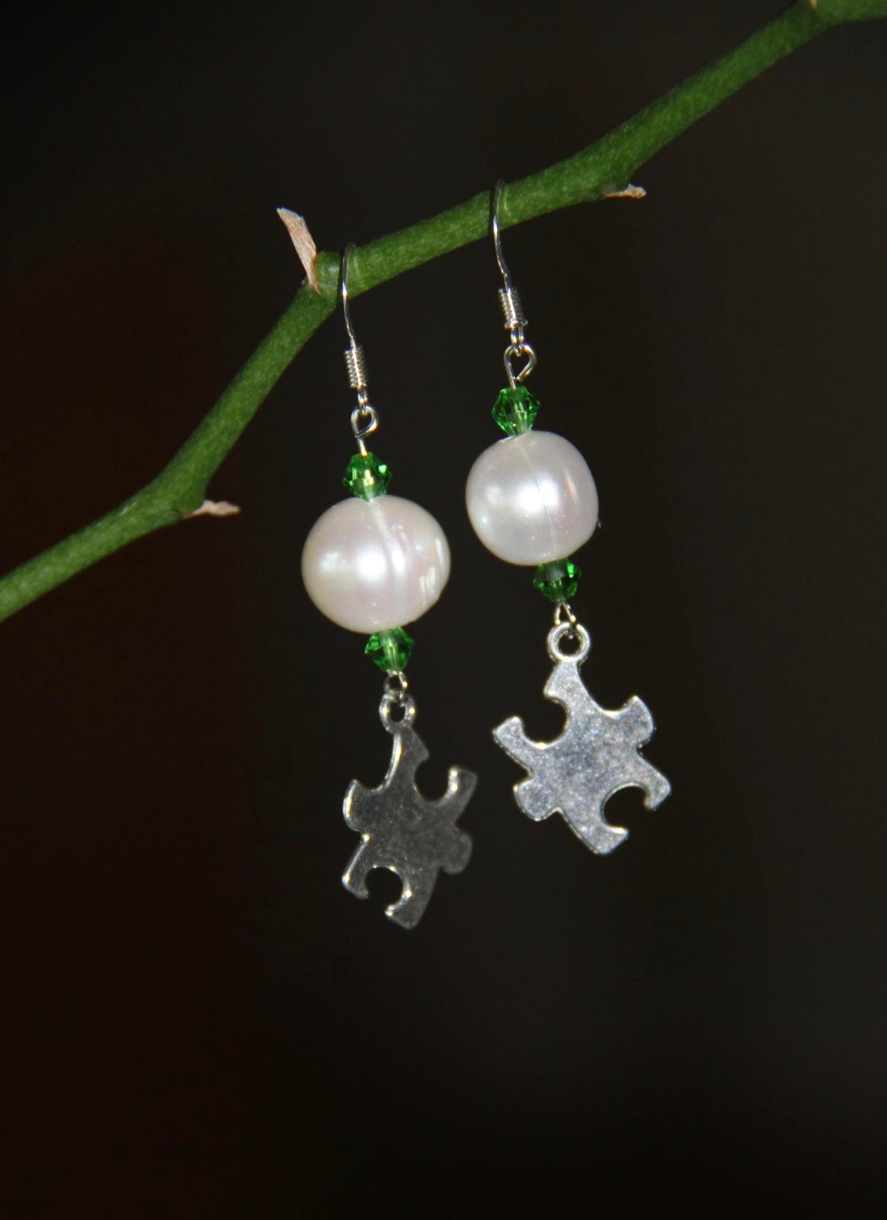 Freshwater pearls with Swarovski crystals (6 colors) and brass silver plated puzzle charms