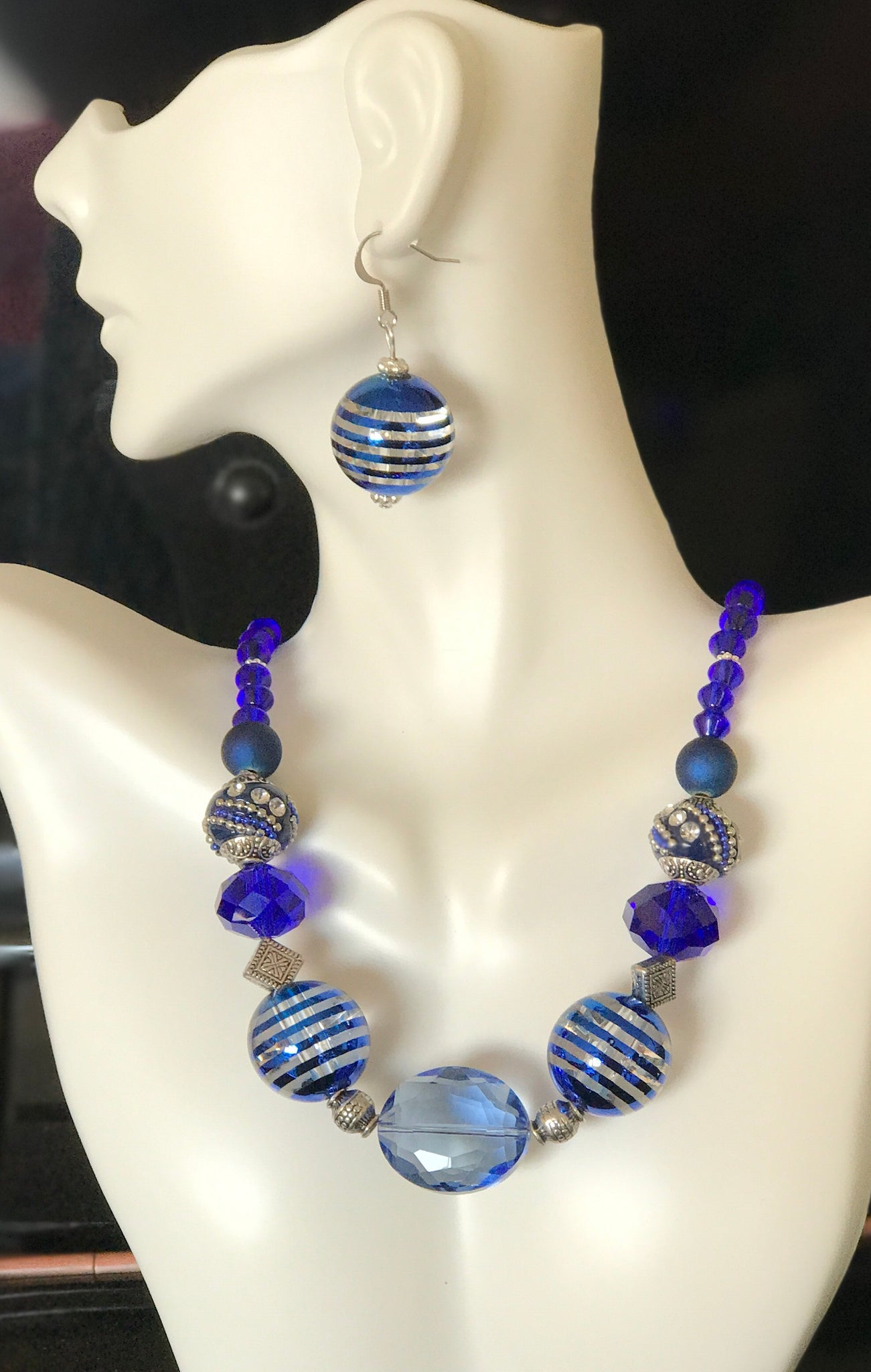 Navy blue necklace set